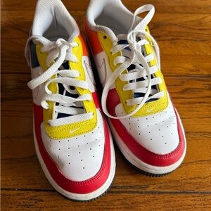 Nike Air Force 1 LV8 University